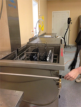 The Morantz M-115 utizes a pneumatic lift and sectioned basket to make cleaning multiple objects easy and quick.